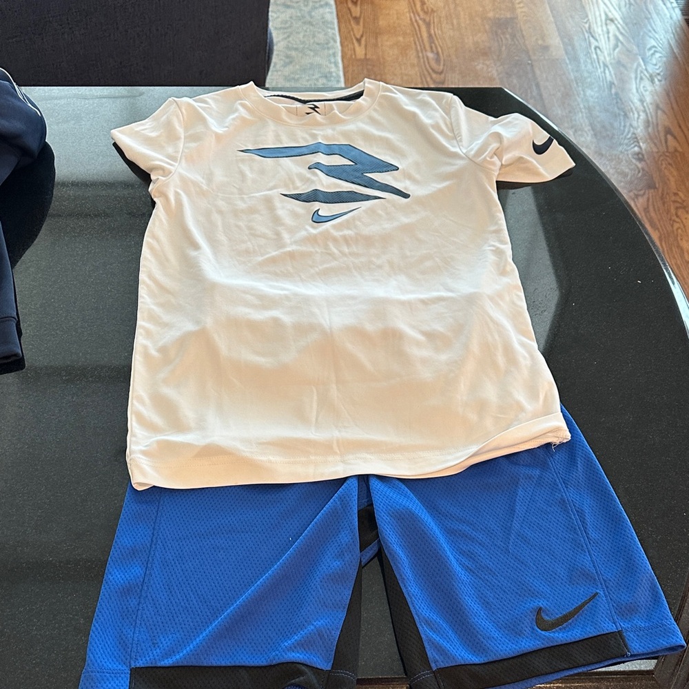 Nike Kids White and Black Graphic Tee with shorts! Boys large